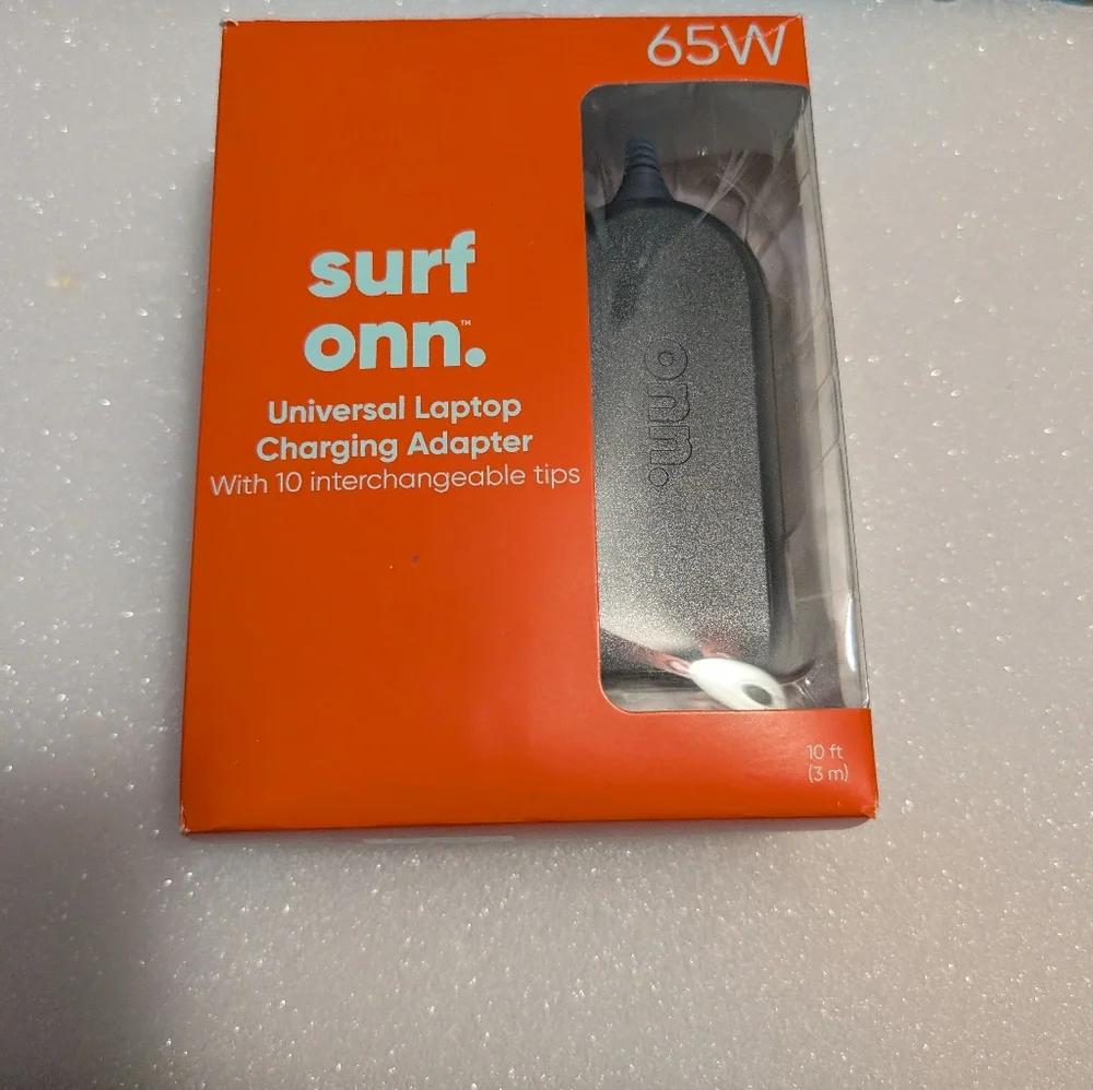 NWT Surf Onn. Universal Laptop Charging Adapter 65W, 10 Tips